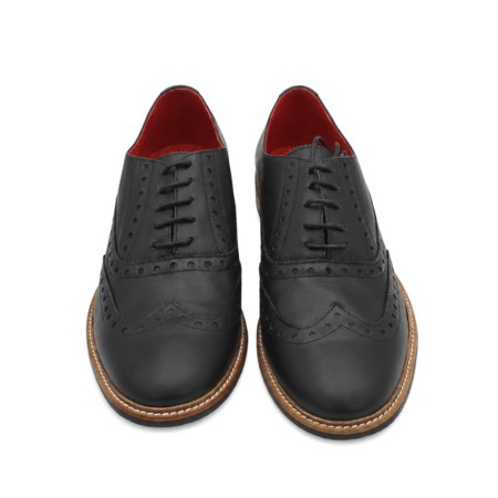 Zapatos negros elegantes con pespunte visto y picado