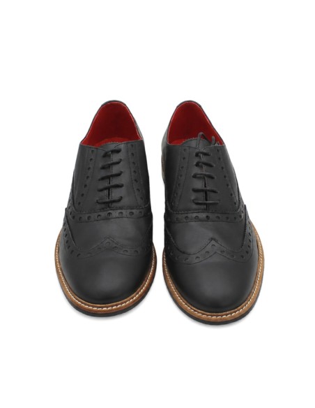 Zapatos negros elegantes con pespunte visto y picado