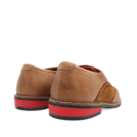 zapatos brogue para hombre con detalle rojo en el talón