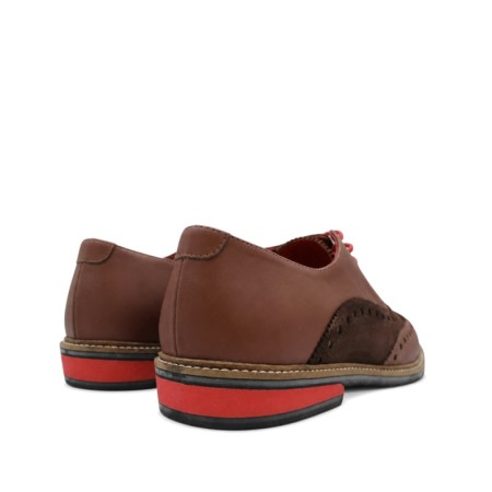 Zapatos de vestir marrones con cordones rojos y acabado premium.