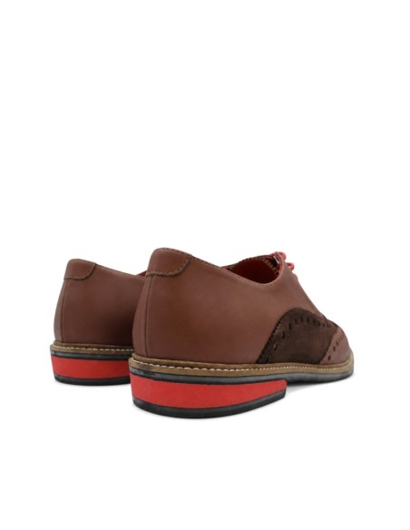 Zapatos de vestir marrones con cordones rojos y acabado premium.