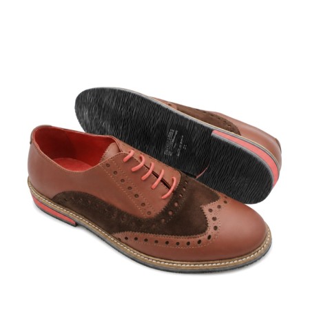 Brogues marrón hombre con picado decorativo y detalle rojo en el tacón.
