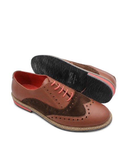 Brogues marrón hombre con picado decorativo y detalle rojo en el tacón.