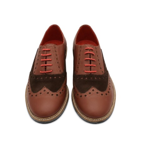 Zapato brogue marrón de piel y serraje fabricado en España.