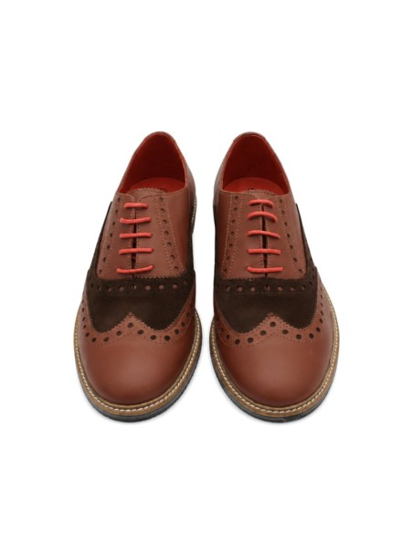 Zapato brogue marrón de piel y serraje fabricado en España.