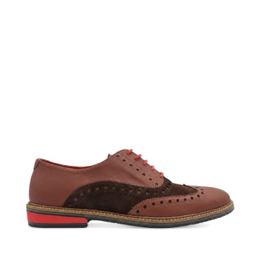 Zapatos brogues marrón para hombre con cordones rojos y suela de goma.