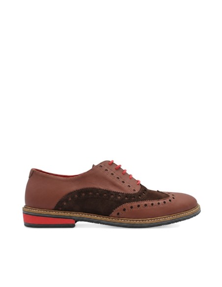 Zapatos brogues marrón para hombre con cordones rojos y suela de goma.