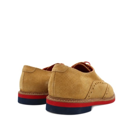 Zapatos elegantes de hombre en piel serraje color ocre claro.