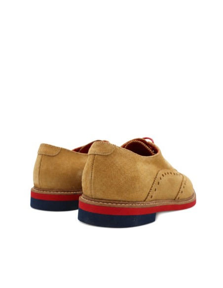 Zapatos elegantes de hombre en piel serraje color ocre claro.