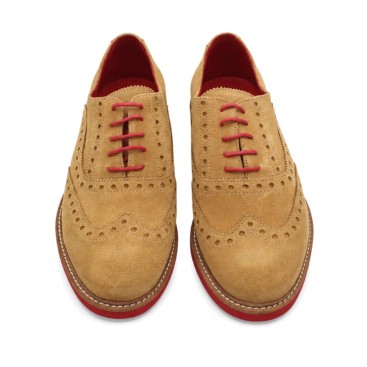 Zapatos de serraje hombre con picado decorativo y suela roja