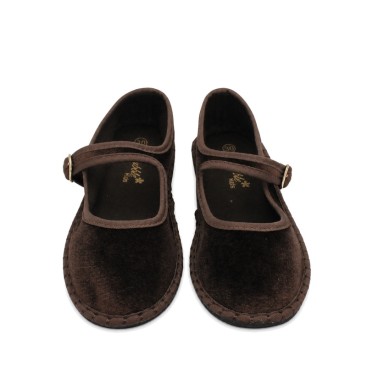 Zapatos tipo mercedita veneciana marrón para niña con cierre de hebilla