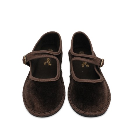 Zapatos tipo mercedita veneciana marrón para niña con cierre de hebilla