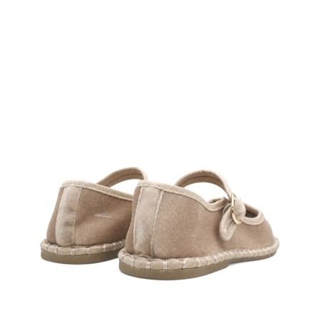 Detalle trasero de veneciana niña beige terciopelo