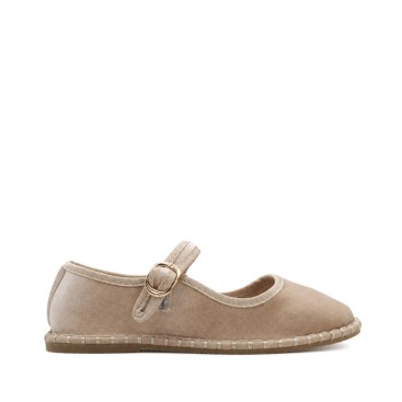 Veneciana niña beige terciopelo con hebilla dorada vista lateral