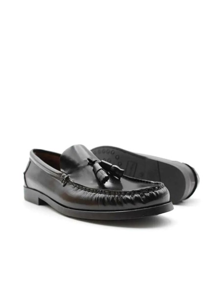 zapatos castellanos de hombre negros con borlas y suela de goma