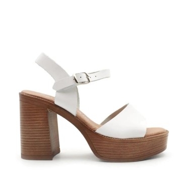 sandalias blancas plataforma y tacón alto