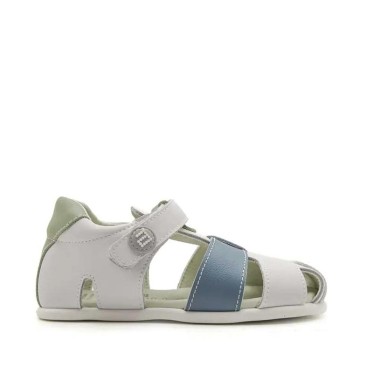 sandalias niño respetuosas blancas cerradas