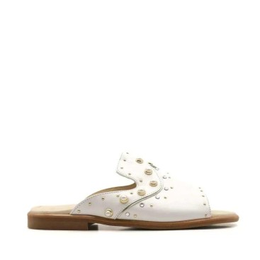 Sandalias comunión niña blancas con perlas y adornos metálicos Andanines
