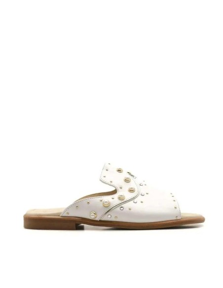 Sandalias comunión niña blancas con perlas y adornos metálicos Andanines