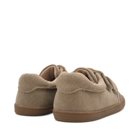Bambas infantiles taupe con suela de goma color caramelo vistas traseras