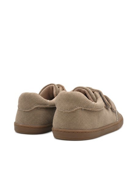 Bambas infantiles taupe con suela de goma color caramelo vistas traseras
