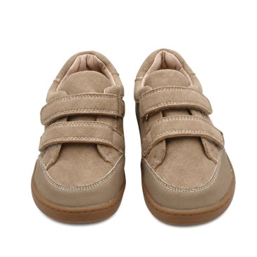 Bamba infantil taupe respetuosa vista lateral con puntera reforzada