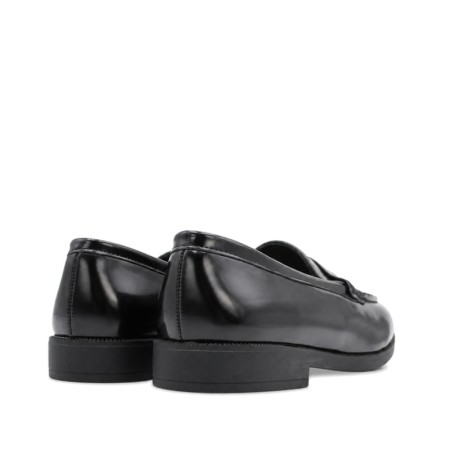 Zapatos castellanos niña colegio negros vistos desde atrás