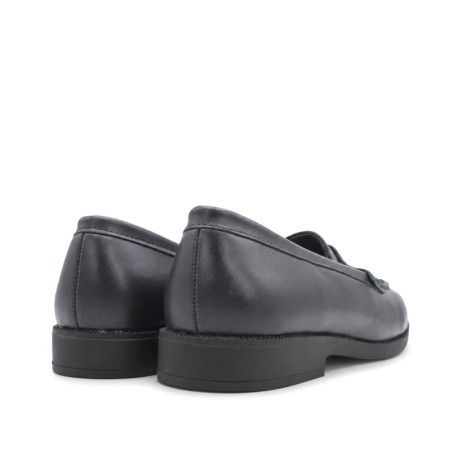 Zapatos mocasín niña azul marino vistos desde atrás
