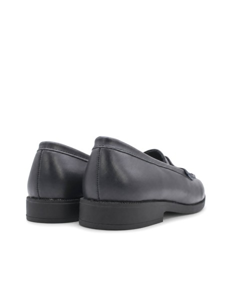Zapatos mocasín niña azul marino vistos desde atrás