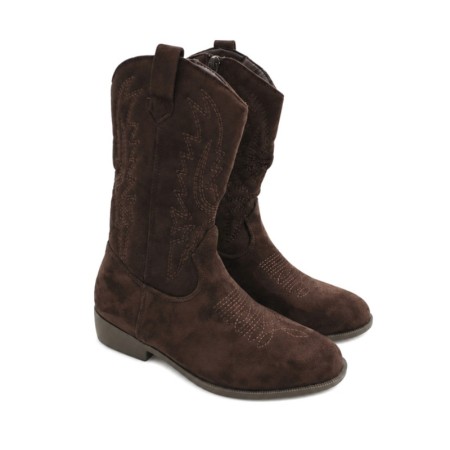 Botas cowboy marrones niña vistas desde atrás con bordados en la caña