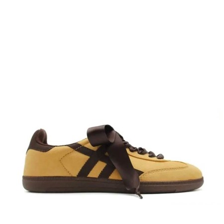 Sneaker mostaza lazo raso