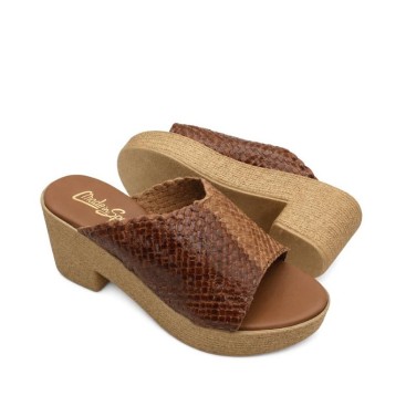 Sandalia de piel trenzada marrón y camel para mujer Made in Spain