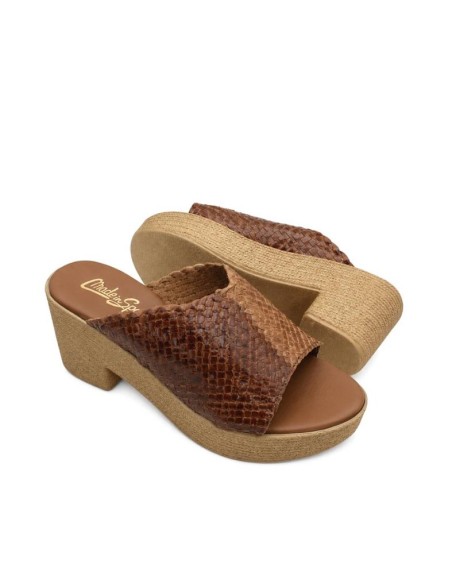 Sandalia de piel trenzada marrón y camel para mujer Made in Spain