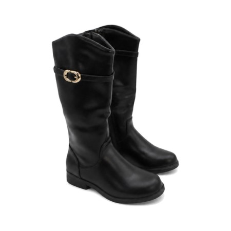 Bota alta negra con pulsera decorativa y hebilla dorada