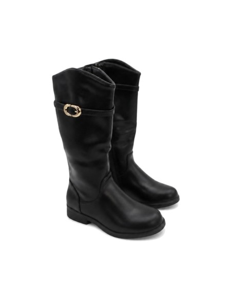 Bota alta negra con pulsera decorativa y hebilla dorada