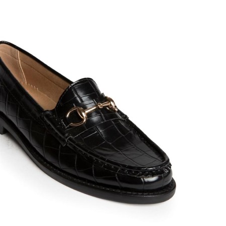 Detalle estribo dorado mocasín coco negro Corina mujer