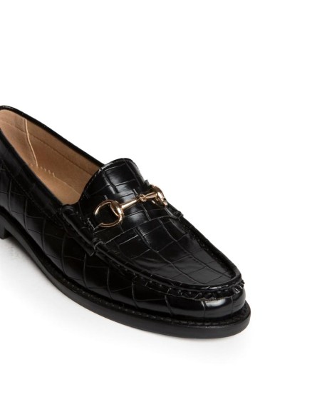 Detalle estribo dorado mocasín coco negro Corina mujer