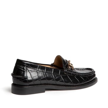 Mocasín negro efecto cocodrilo para mujer vista talón