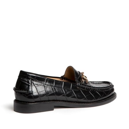 Mocasín negro efecto cocodrilo para mujer vista talón