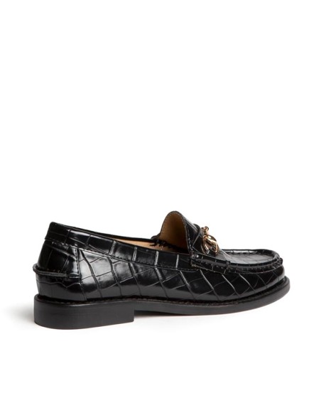 Mocasín negro efecto cocodrilo para mujer vista talón