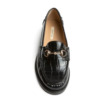 Mocasín Corina negro efecto coco con estribo dorado vista superior