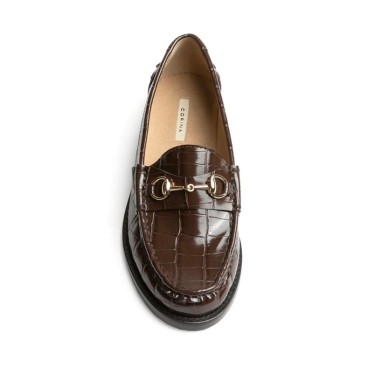 Mocasín Corina marrón efecto coco con adorno metálico vista superior