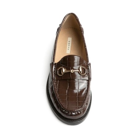 Mocasín Corina marrón efecto coco con adorno metálico vista superior