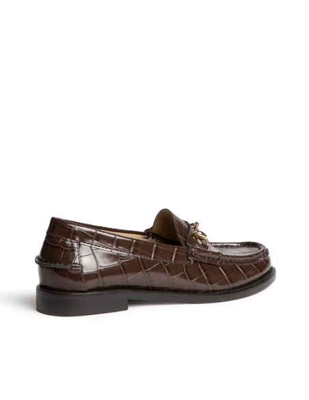 Mocasín marrón efecto cocodrilo mujer vista talón