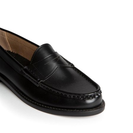 Detalle del antifaz y costuras del mocasín Corina M6650 negro