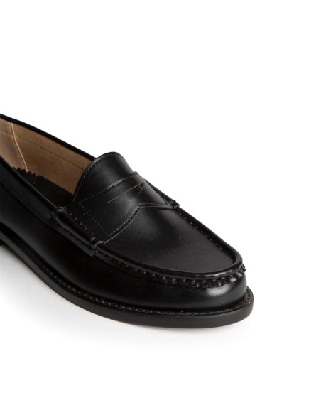 Detalle del antifaz y costuras del mocasín Corina M6650 negro