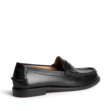 Mocasín negro de mujer Corina M6650 visto desde la parte trasera