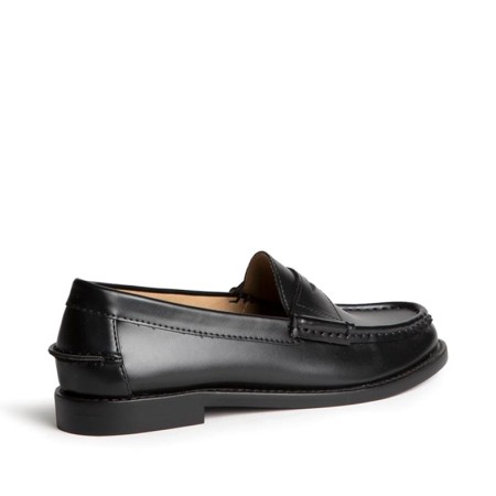 Mocasín negro de mujer Corina M6650 visto desde la parte trasera