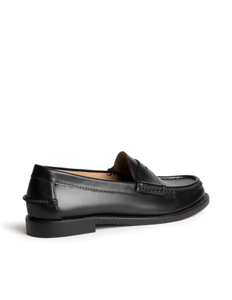 Mocasín negro de mujer Corina M6650 visto desde la parte trasera