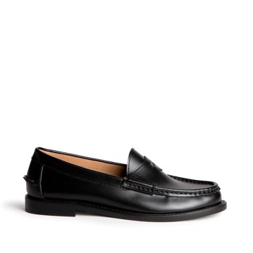 Mocasín castellano negro Corina M6650 para mujer vista lateral
